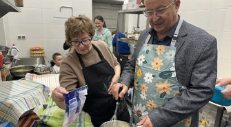 Burmistrz wyrabiał pączki z KGW Swolszewice Duże [foto]