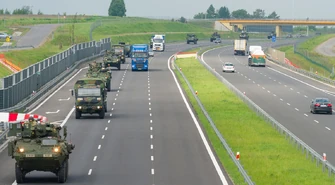 Kolumny wojskowych pojazdów wyjechały na drogi