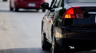 Auto piszczy podczas hamowania? To nie jest normalny objaw