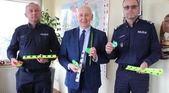 Ponad 400 odblasków trafi do dzieci i młodzieży