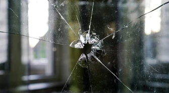 Wybił szybę w lokalu gastronomicznym. Teraz może trafić za kratki