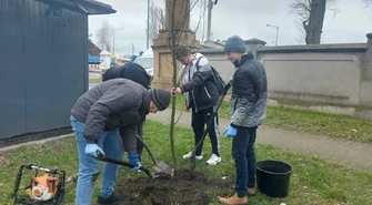 Dzięki uczniom skwer będzie jeszcze bardziej zielony