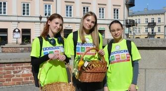 Uczennice rozdawały tulipany na poprawę humoru