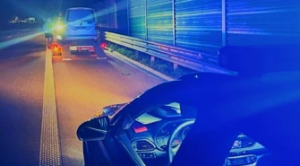 Jechał karawanem, przewożąc trumnę ze zmarłym. Był kompletnie pijany