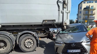 Śmieciarką w lexusa. Nietypowe zderzenie w Piotrkowie