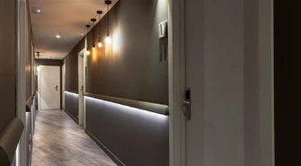 Poznaj 5 sprawdzonych pomysłów na funkcjonalne oświetlenie korytarza