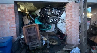 Pijany kierowca wjechał w garaż. Uszkodził "malucha" i traktor