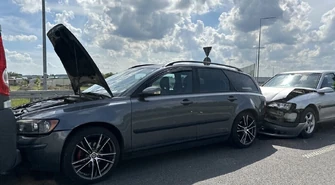 Zderzenie 4 samochodów w Al. Sikorskiego. Dwie osoby trafiły do szpitala