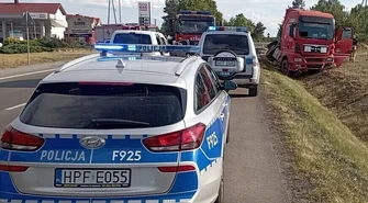 Młody mężczyzna wjechał wprost pod koła ciężarówki. Nie udało się go uratować