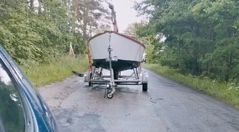 Łódź pozostawiona na środku drogi. Nietypowe zdarzenie w gminie Wolbórz