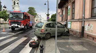 Kobieta uderzyła w budynek. Groźny wypadek na Słowackiego. Świadkowie: &#8222;była kompletnie pijana&#8221;