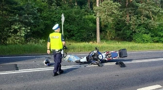 Zderzenie motocykla i ciężarówki. Krajowa "dwunastka" zakorkowana