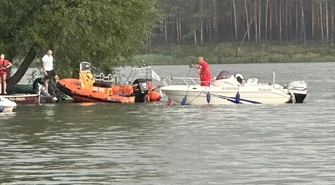 Przewrócona łódź na Zalewie Sulejowskim