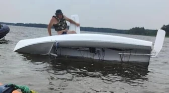 Ta sama żaglówka przewróciła się dwa razy w ciągu kilkunastu minut. Groźne zdarzenie na Zalewie Sulejowskim