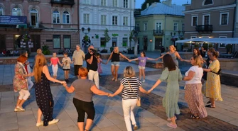 Zatańczą w kręgu na piotrkowskiej starówce