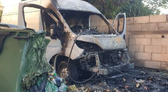 Najpierw zapalił się kontener na śmieci, a potem samochód