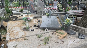 Uszkodzone pomniki na piotrkowskim cmentarzu