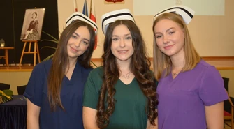 Absolwentki pielęgniarstwa w Akademii Piotrkowskiej otrzymały czepki pielęgniarskie