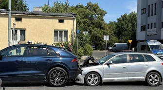 Jedno Audi zatrzymało się przed pasami, drugie w nie uderzyło