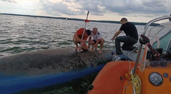 Wywrócona żaglówka na Zalewie Sulejowskim. Interweniowali WOPR i policja