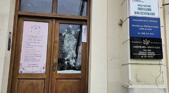 Zdewastowane drzwi biura posła PO w Piotrkowie
