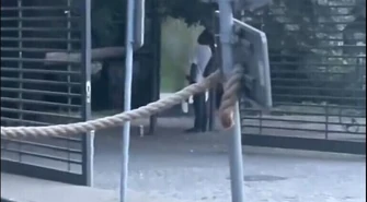 Nieobyczajny wybryk w parku. Policjanci ustalają tożsamość mężczyzny