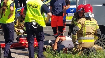 Zderzenie motocykla i samochodu osobowego na Dmowskiego ZDJĘCIA