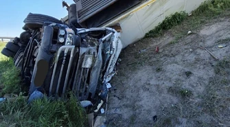 Ciężarówka wypadła z trasy. Kierowca był kompletnie pijany ZDJĘCIA