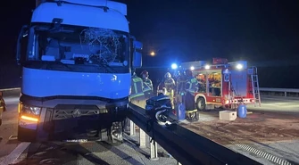 Ciężarówka uderzyła w bariery. Strażacy zabezpieczyli wyciek paliwa