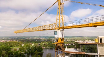 Zakup czy wynajem żurawia wieżowego? Porównanie kosztów