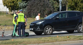 Hulajnogista potrącony na przejściu w Piotrkowie. 19 - latek w szpitalu ZDJĘCIA
