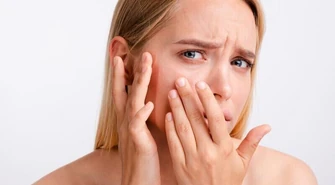 Jak wyglądają zatkane pory na twarzy?