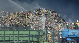 Dogaszanie pożaru wysypiska śmieci w Piotrkowie ZDJĘCIA FILM