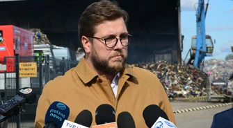 Konferencja prasowa Urzędu Miasta przed sortownią śmieci
