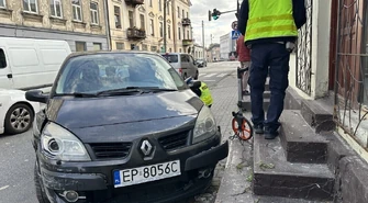 Pieszy potrącony na chodniku ZDJĘCIA