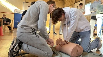 Rekord w jednoczesnym wykonywaniu resuscytacji bity w Piotrkowie