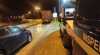 Inspektorzy zatrzymali nienormatywny pojazd w okolicach Wolborza. Trafił na parking strzeżony