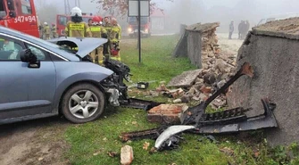 Nie dostosował prędkości i uderzył w mur