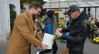 Trwa kwesta na rzecz ratowania zabytkowych nagrobków na piotrkowskim cmentarzu ZDJĘCIA