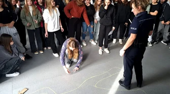 Młodzi z wizytą w Komendzie Miejskiej Policji