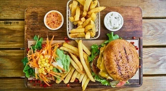 Ekspert w Dniu Zdrowego Jedzenia: młodzi Polacy jedzą nieregularnie i za dużo produktów przetworzonych