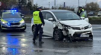 Zderzenie dwóch samochodów na Żelaznej w Piotrkowie