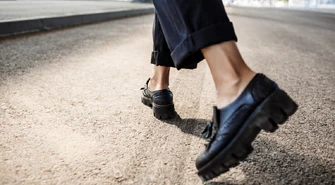 Do czego nosić modne buty na grubej podeszwie? Pomysły na stylizacje na każdy sezon