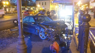 Wypadek na POW. Mercedes uderzył w przystanek