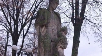 Pomnik na placu Niepodległości w Piotrkowie uznany za komunistyczny. Czy będzie zburzony?