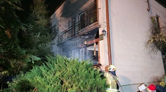 Dwudziestu strażaków gasiło pożar domu. 75-latka przewieziona do szpitala