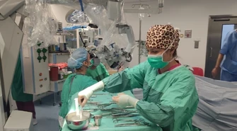 Lekarze z Bełchatowa usunęli guza mózgu z pomocą mikroskopu i GPS