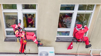 Mikołaj na dachu szpitala. W akcji żołnierze i WOPR-owcy