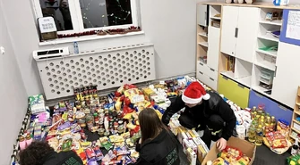 Harcerze 37. drużyny harcerskiej "Wilki" wraz z OSP przygotowali paczki na święta