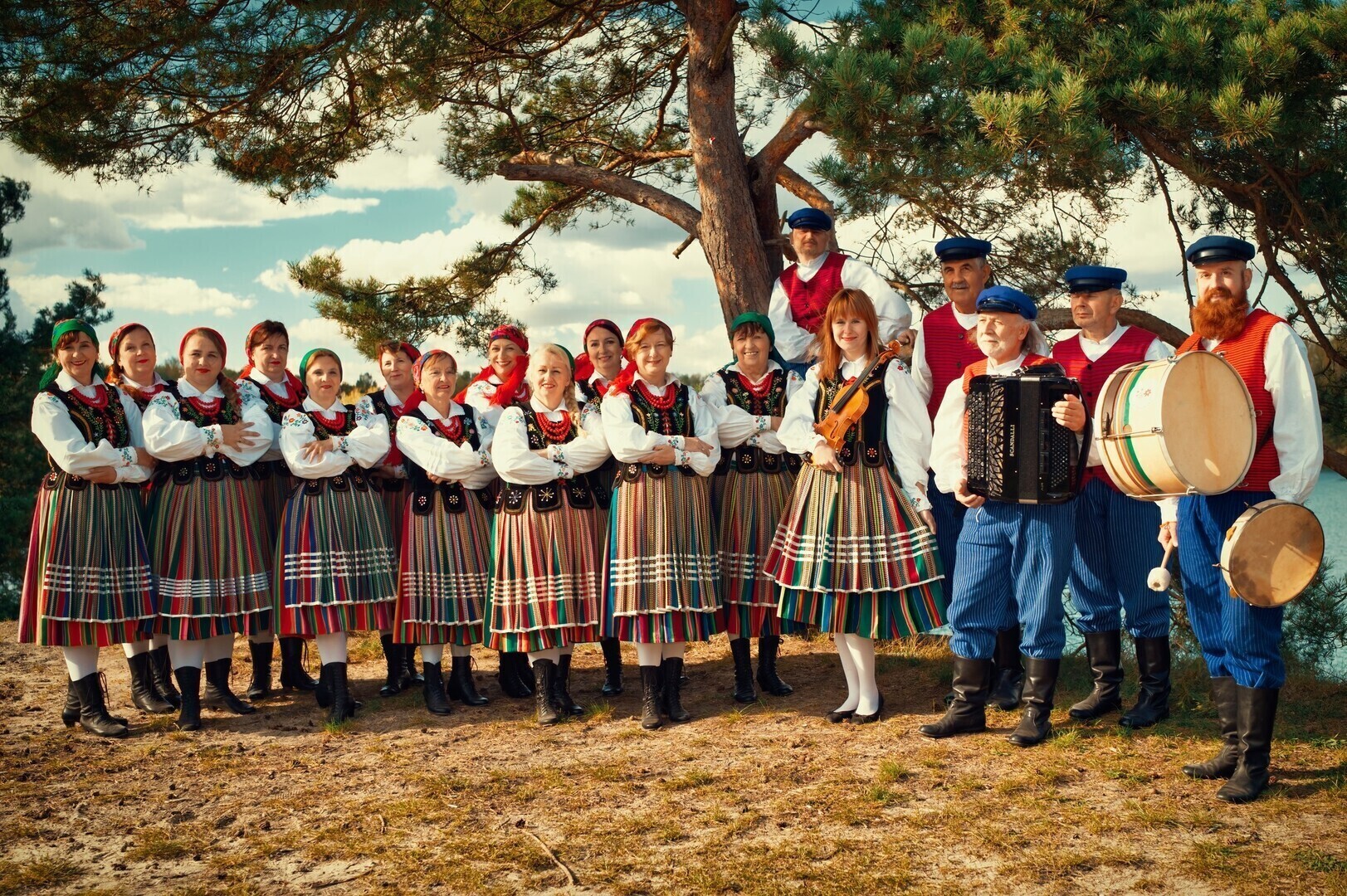 Festiwale, koncerty, wystawy, pikniki, festyny, wycieczki, płyty. Trzy